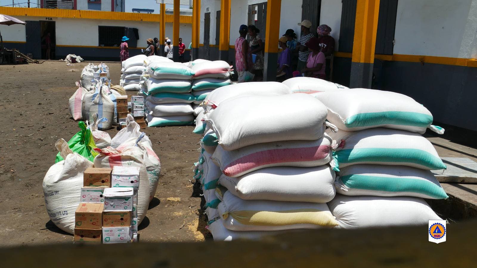 RÉPONSE POST-CYCLONIQUE : CYCLONIQUE : POURSUITE DE LA DISTRIBUTION DES DONS AUX SINISTRÉS AU SITE D’HÉBERGEMENT ACUM TANAMBAO V