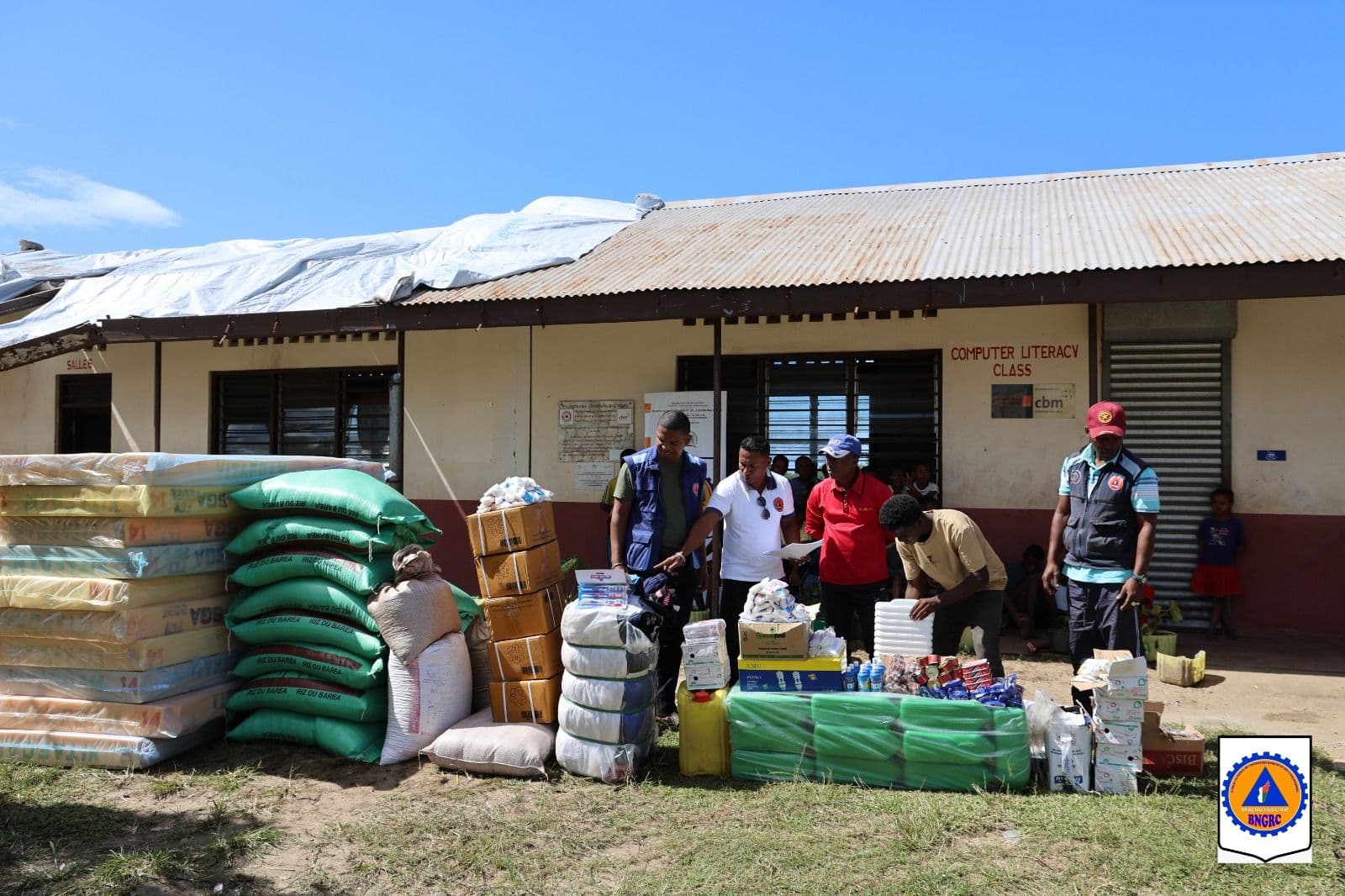 CYCLONE GEZANI : LA DISTRIBUTION DES AIDES SE POURSUIT AU PROFIT DES PERSONNES VULNERABLE ET DES STRUCTURES SOCIALES ET RELIGIEUSES.