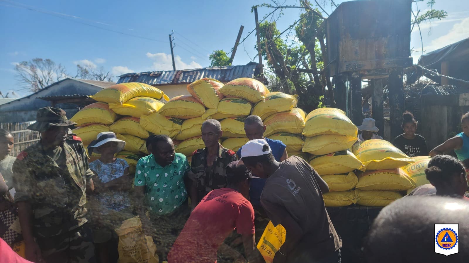 RÉPONSE POST-CYCLONIQUE : DISTRIBUTION DE RIZ DANS LES QUARTIERS CANADA ET ANJOMA APRÈS LE PASSAGE DU CYCLONE GEZANI