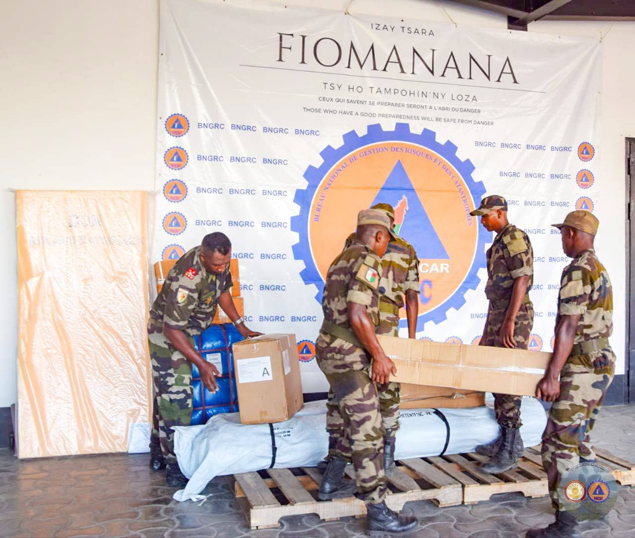 BNGRC - CARAVANE HUMANITAIRE :MITOHY NY FANARENAN'NY FITONDRAM-PANJAKANA NY FIAINAN'IREO VOAKASIK'ILAY RIVODOZA FREDDY.