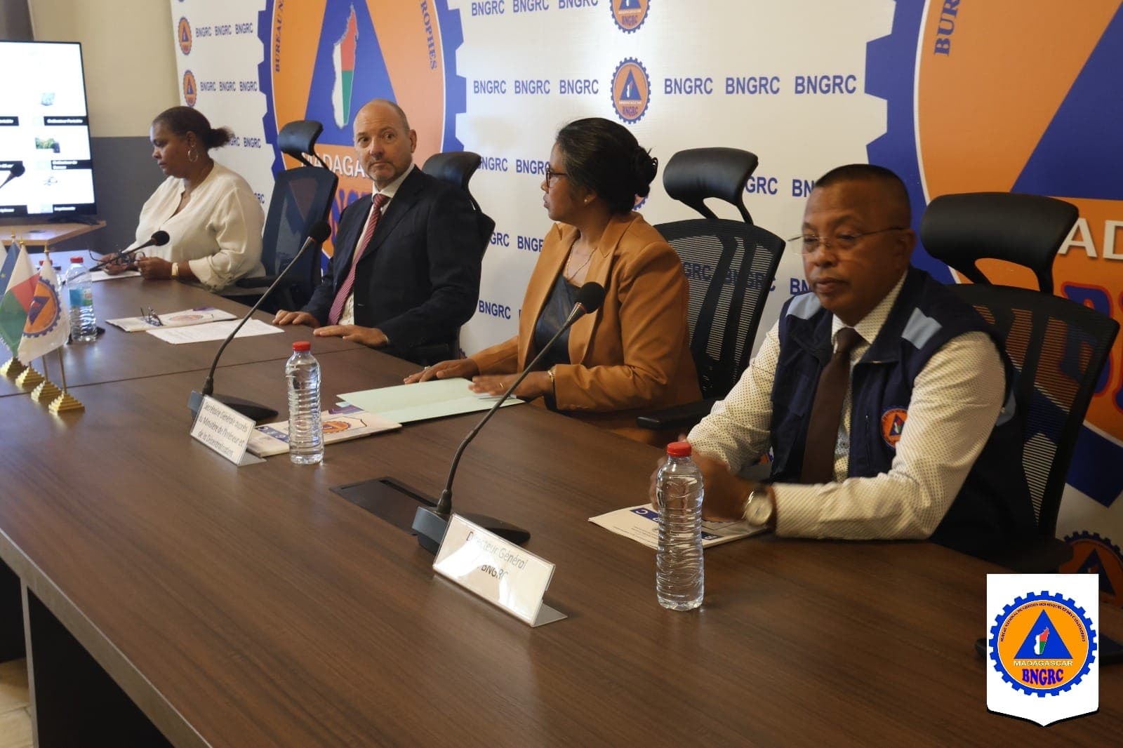 REMISE OFFICIELLE D’ÉQUIPEMENTS AU BÉNÉFICE DU BNGRC PAR LE PROJET RDRM-OI DE LA COI