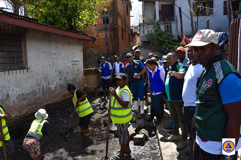VISITE DE TERRAIN DU MAIRE D’ANTANANARIVO À ANTOHOMADINIKA, ACCOMPAGNÉ DES DIRECTEURS GÉNÉRAUX DU BNGRC ET DE L’APIPA