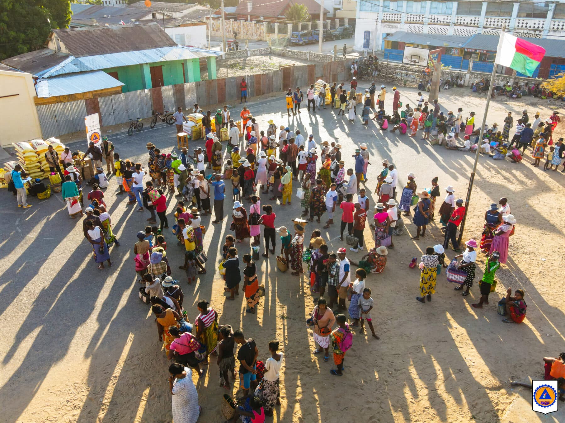 FANAMPIANA NOZARAINA AO ANATIN'NY HETSIKA CARAVANE HUMANITAIRE - FARITRA ATSIMO ANDREFANA.