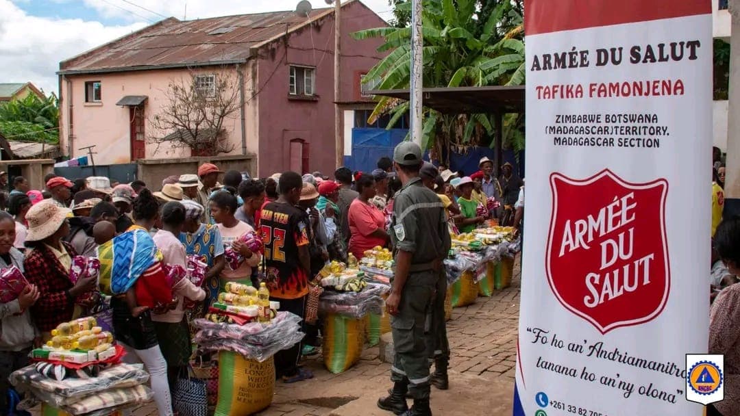 AIDE HUMANITAIRE POUR LES SINISTRÉS TOUCHEÉS PAR LES INONDATIONS ET L’EFFONDREMENT DES DIGUES PAR L’ASSOCIATION ARMY SALVATION