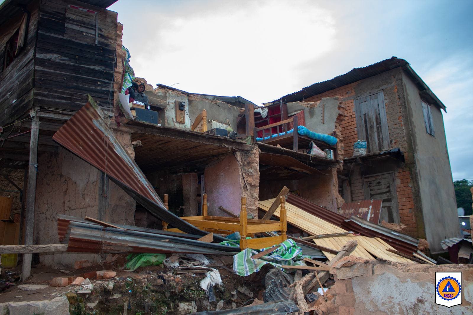 PASSAGE DU CYCLONE FYTIA : LE BNGRC AUX CÔTÉS D’UNE FAMILLE ENDEUILLÉE À ANDOHAMANDRY (DISTRICT TANA II)