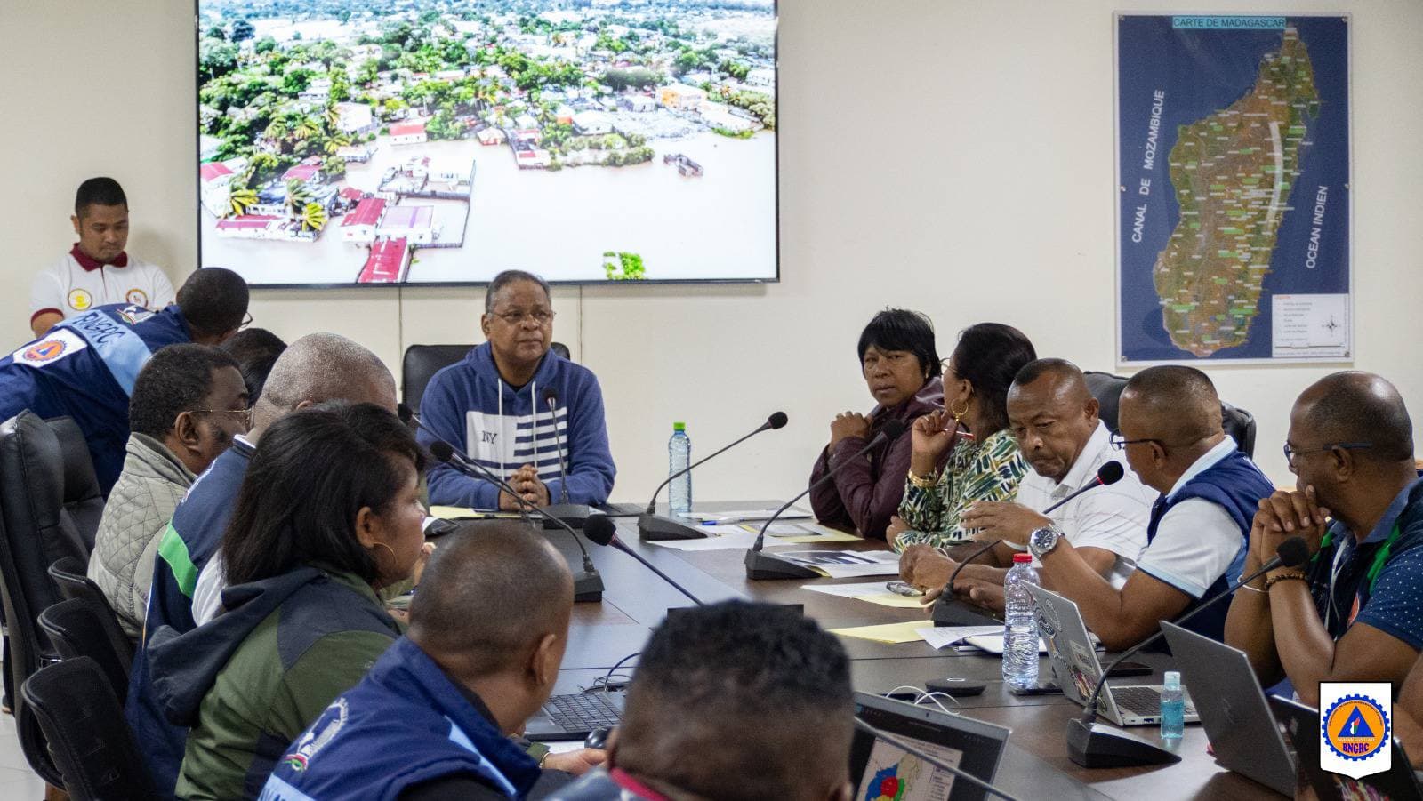 CYCLONE FYTIA : LE PREMIER MINISTRE ET DES MEMBRES DU GOUVERNEMENT AU CENTRE NATIONAL DE COORDINATION DES OPÉRATIONS D’URGENCE DU BNGRC