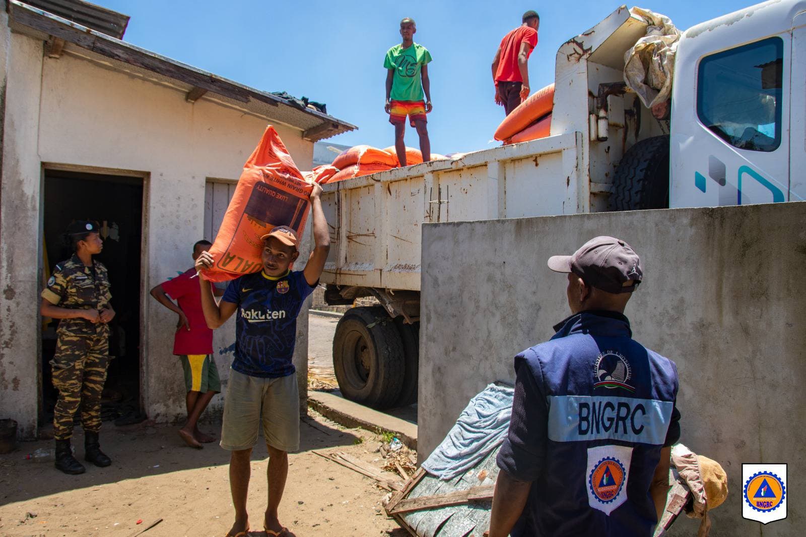RÉPONSE POST-CYCLONIQUE : LES DISTRIBUTIONS D’AIDES ALIMENTAIRES SE POURSUIVENT AU PROFIT DES SINISTRÉS À TOAMASINA
