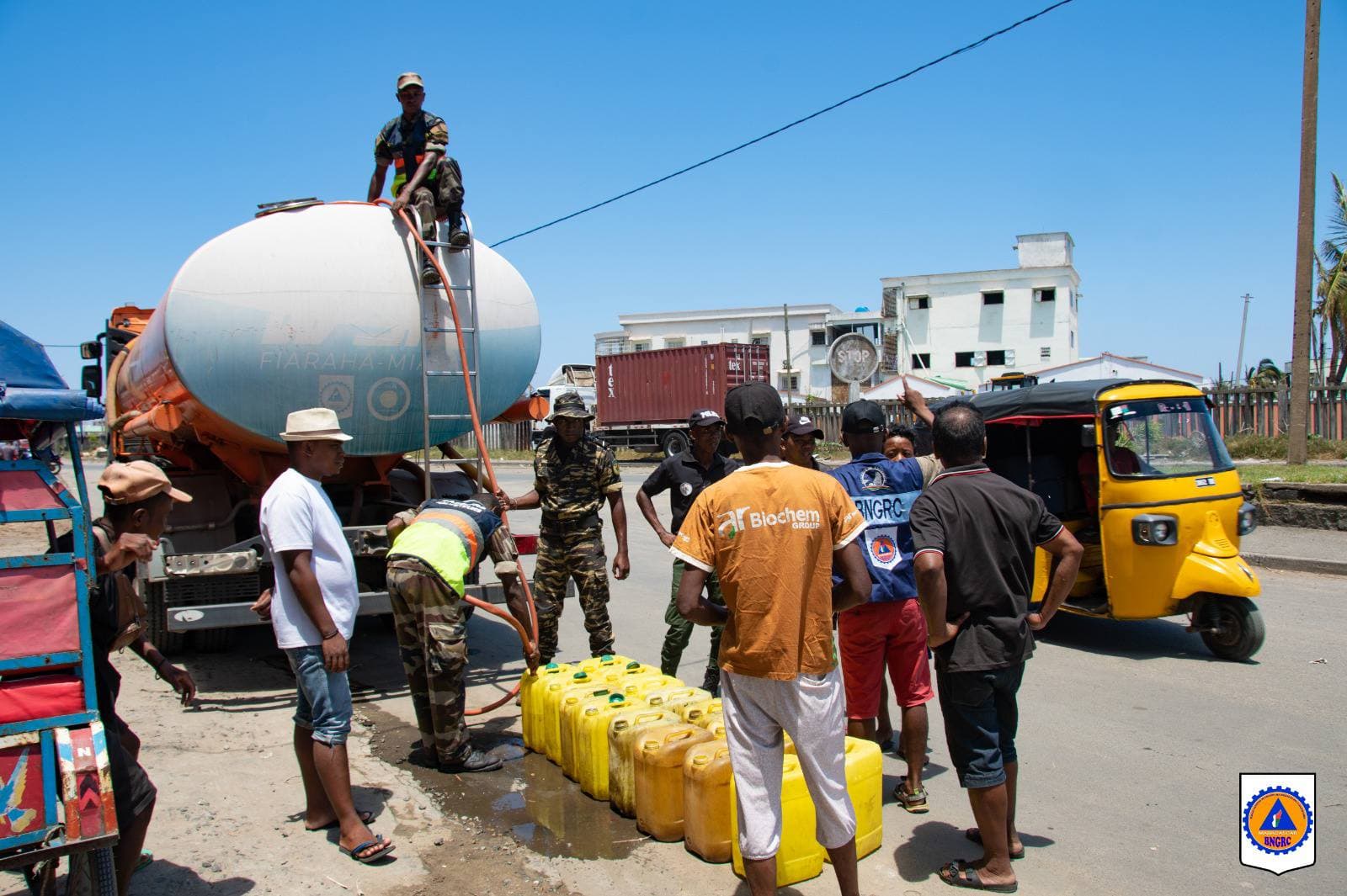 TOAMASINA : LE BNGRC MOBILISE DES CAMIONS-CITERNES POUR L'ACCÈS À L'EAU POTABLE APRÈS LE CYCLONE GEZANI