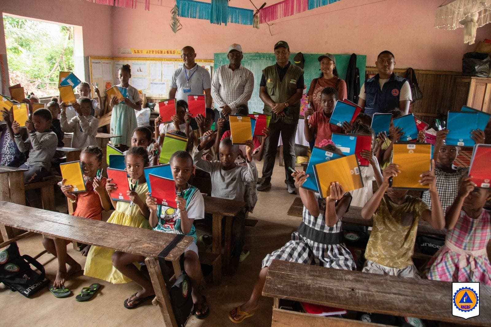 TOAMASINA II : LE BNGRC ET SES PARTENAIRES SOUTIENNENT L’ÉDUCATION DE 1 000 ÉLÈVES À ANTETEZAMBARO