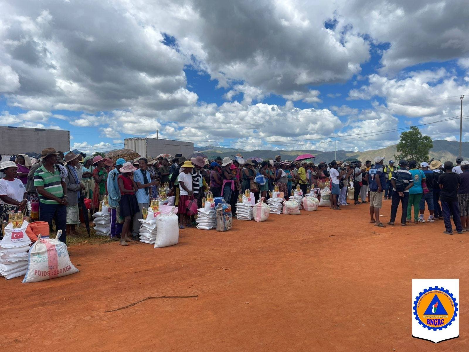 CARAVANE HUMANITAIRE : 1 200 MÉNAGES VULNÉRABLES SOUTENUS DANS LE DISTRICT D’AMBATONDRAZAKA