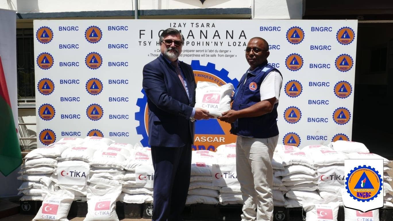 COOPÉRATION TURQUIE – MADAGASCAR : DON DE 30 TONNES DE RIZ EN APPUI AU RELÈVEMENT DES POPULATIONS AFFECTÉES PAR LE CYCLONE GEZANI