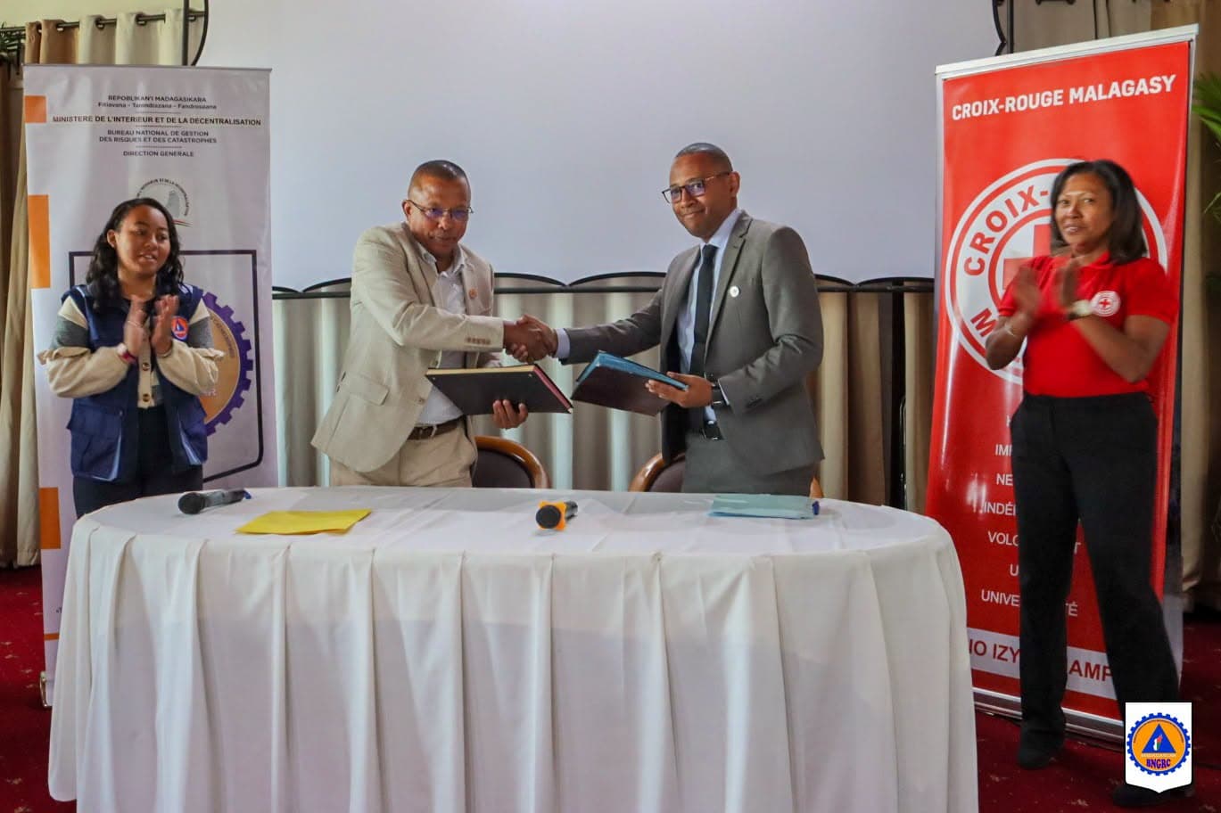 BNGRC – CROIX-ROUGE MALAGASY : RENFORCEMENT DU PARTENARIAT À TRAVERS LA SIGNATURE D’UN ACCORD DE COOPÉRATION