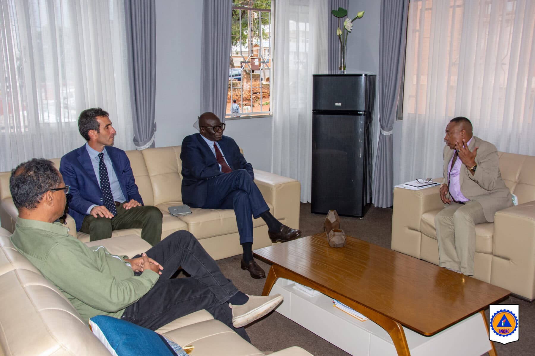 UNE VISITE DE COURTOISIE DU REPRESENTANT PERMANENT DU PAM QUI TRAVAILLE ET RESIDE A MADAGASCAR AU DIRECTEUR GENERAL DU BUREAU NATIONAL CHARGE DE LA GESTION DES RISQUES ET DES CATASTROPHES.