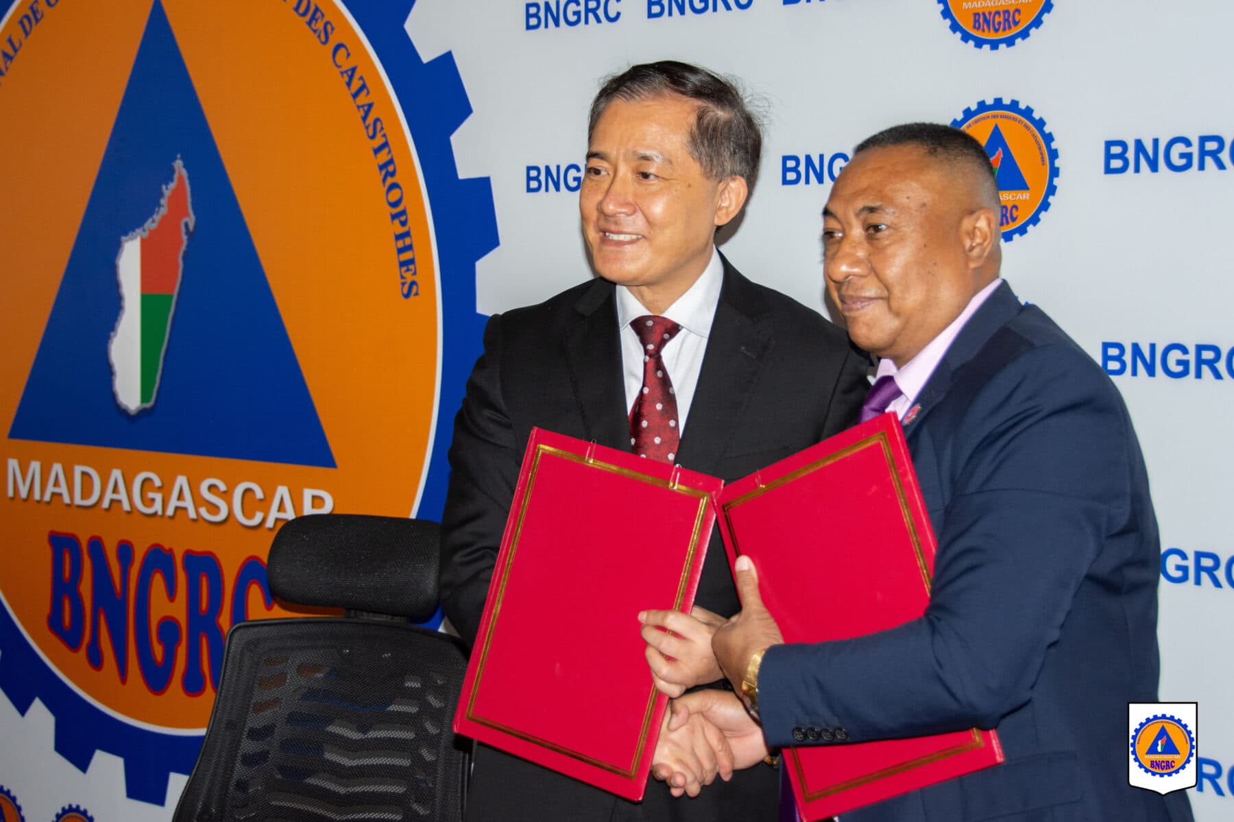 SIGNATURE DE CONVENTION DE PARTENARIAT ENTRE LA CHINE ET MADAGASCAR ET REMISE OFFICIELLE DE DONS DESTINES AUX VICTIMES DU CYCLONE GAMANE