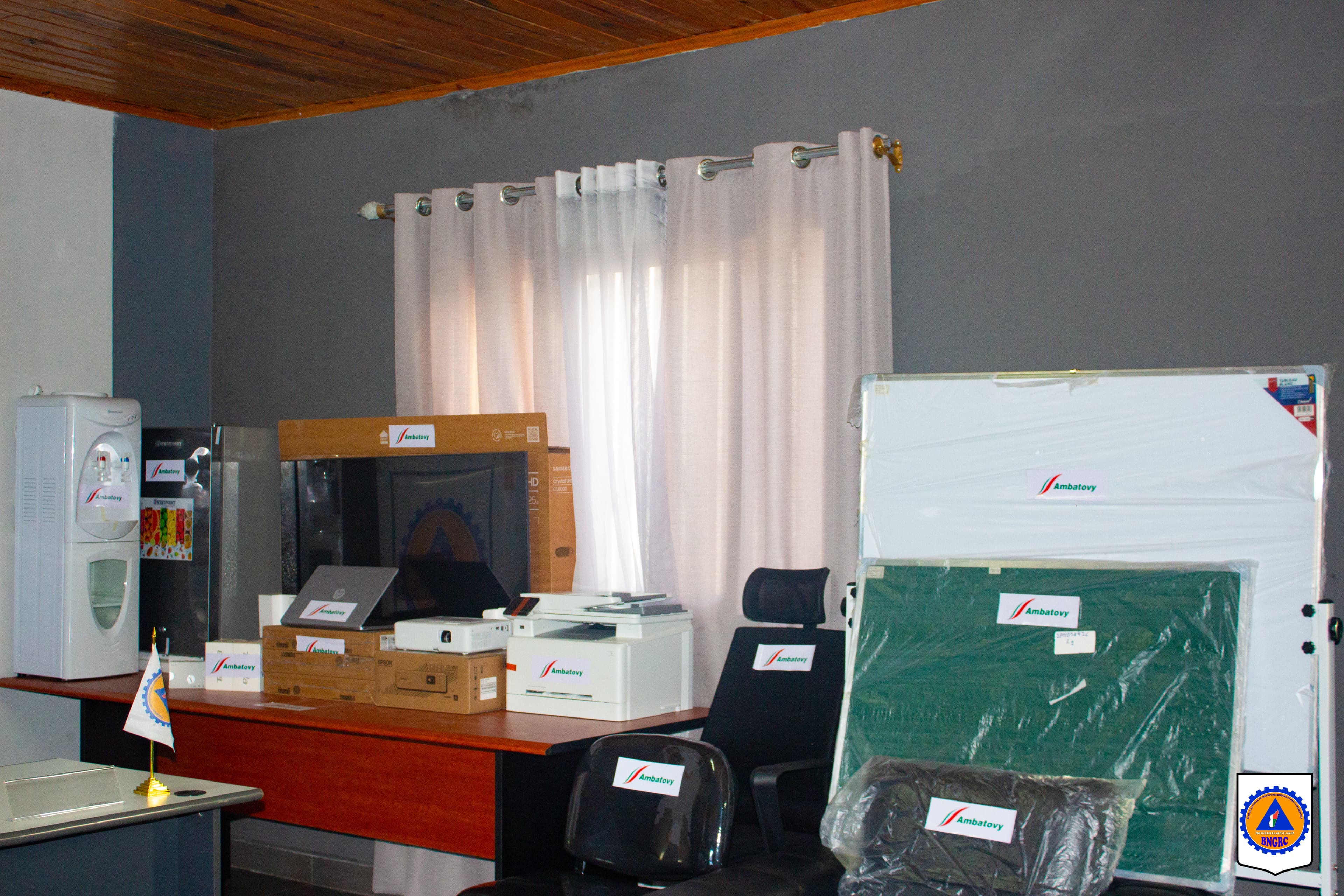 REMISE OFFICIELLE DE DONS DE MATÉRIELS AU BUREAU RÉGIONAL DU BNGRC À TOAMASINA PAR L’ENTREPRISE AMBATOVY