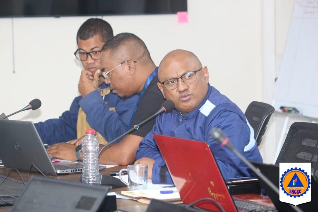CYCLONE GEZANI : RÉUNION STRATÉGIQUE D’URGENCE CONDUITE PAR LE MINISTRE D’ÉTAT AU CNCOU-BNGRC