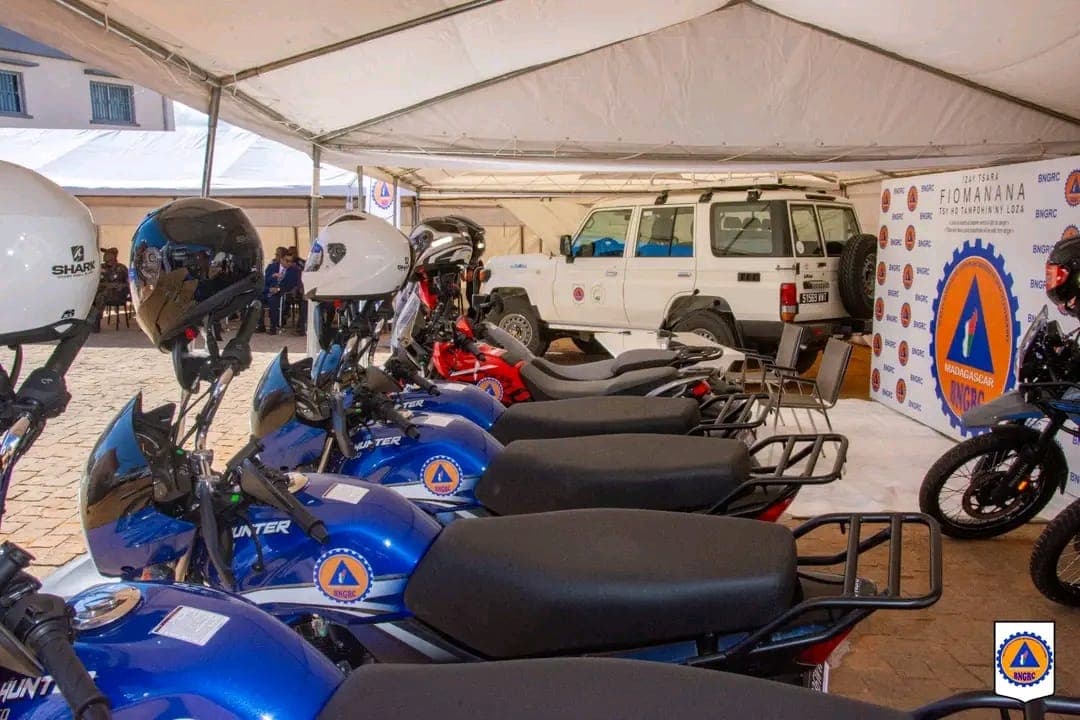 BNGRC | RÉCEPTION DE VÉHICULES ET DE MOTOS DANS LE CADRE DU PROJET MIONJO